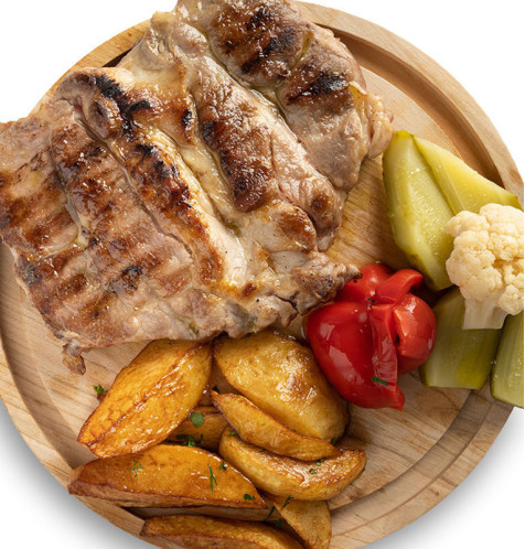 Ceafa de porc cu cartofi copti facuti in casa